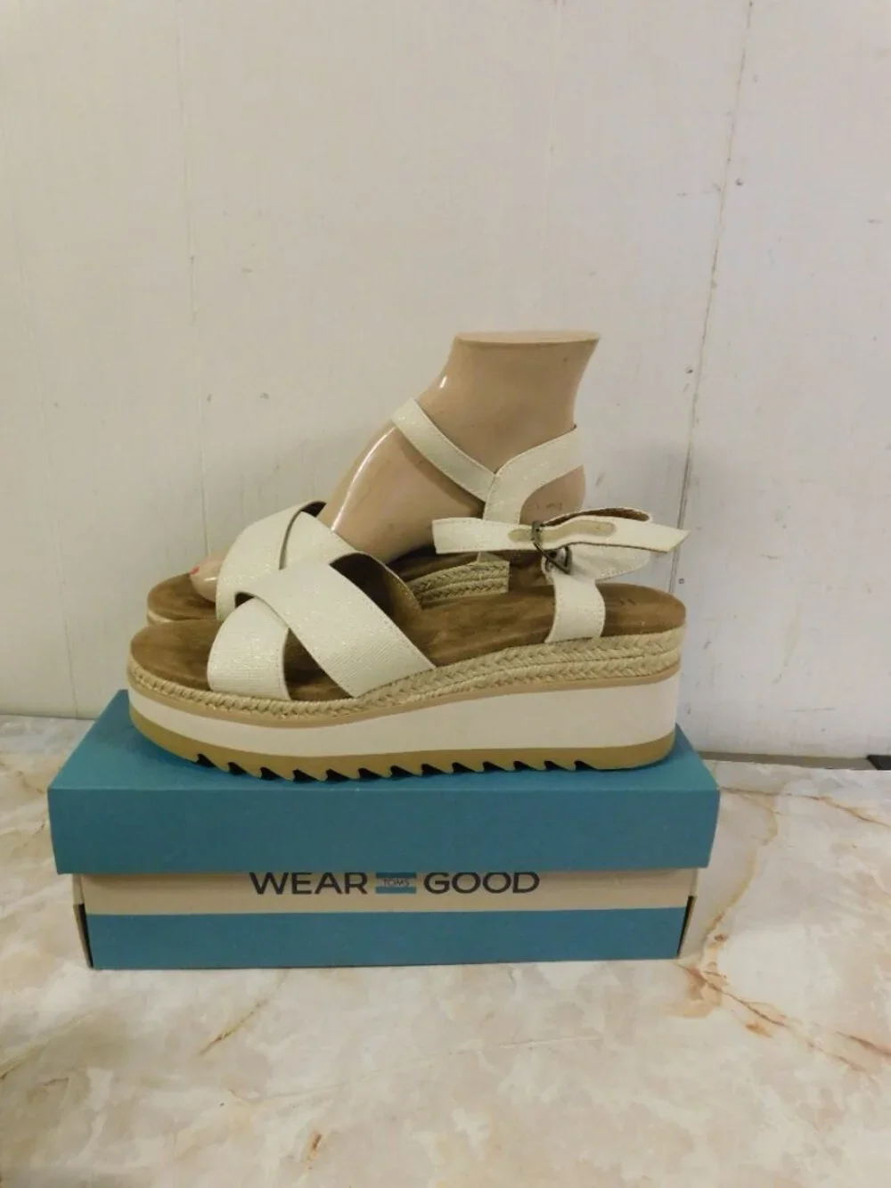 Toms NOELANI Natural / Gold Metallic Canvas Sandals NEW in Box 7